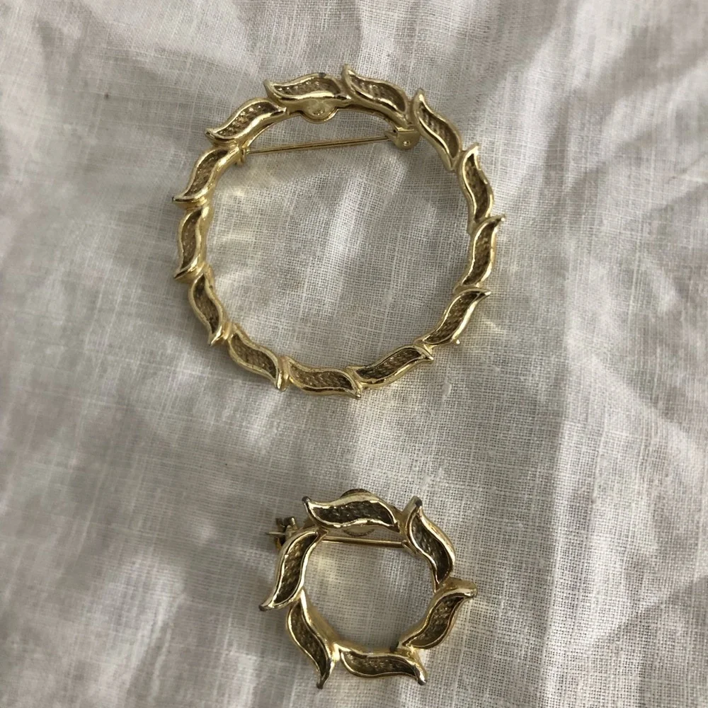 Vtg Gerry’s Leaf Wreath Shaped Brooch Pair - Picture 2 of 14